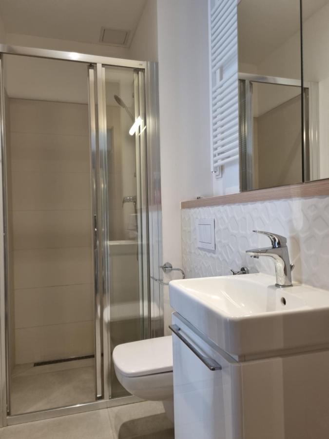 In Very Close To The Center, Free Underground Parking, Wifi, Air Conditioning, Balcony Lägenhet