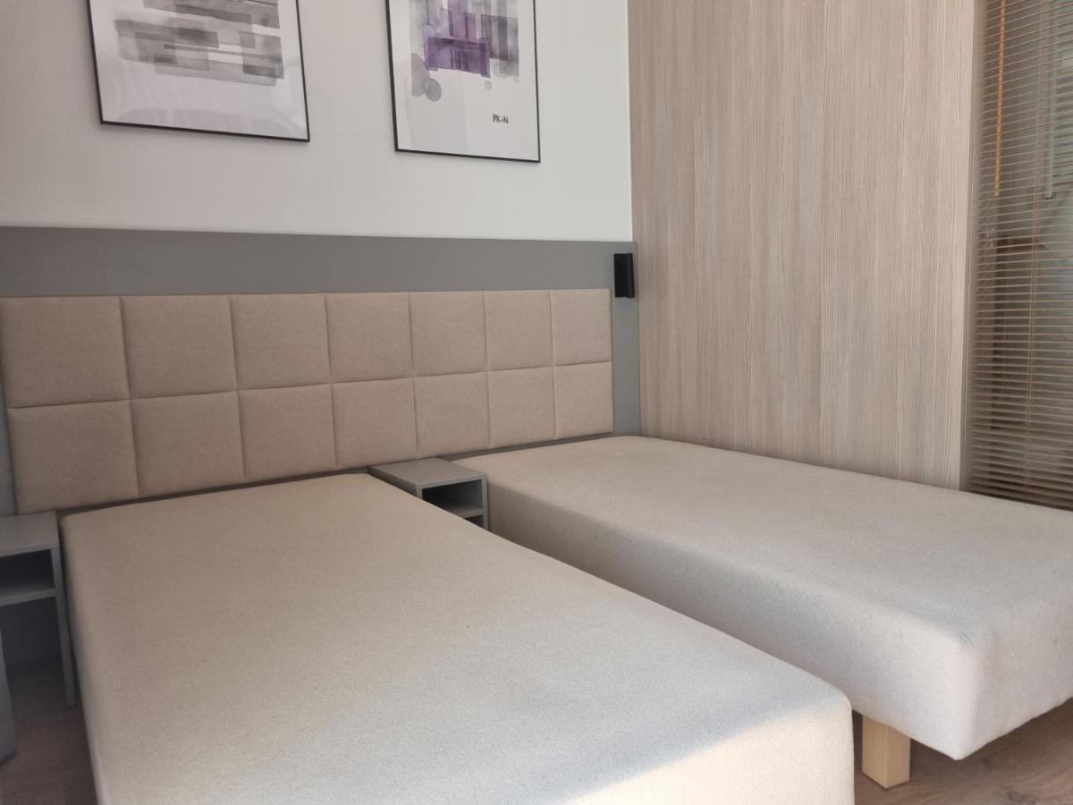 Butas Central: Balcony Retreat With Parking *